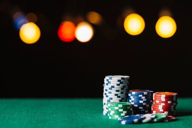 Live casino dealer bermain baccarat dengan kamera ganda di studio